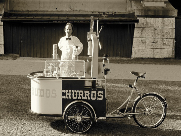 Kleinstbetrieb auf Rädern: komplette Küche zum Herstellen von Churros und Tee