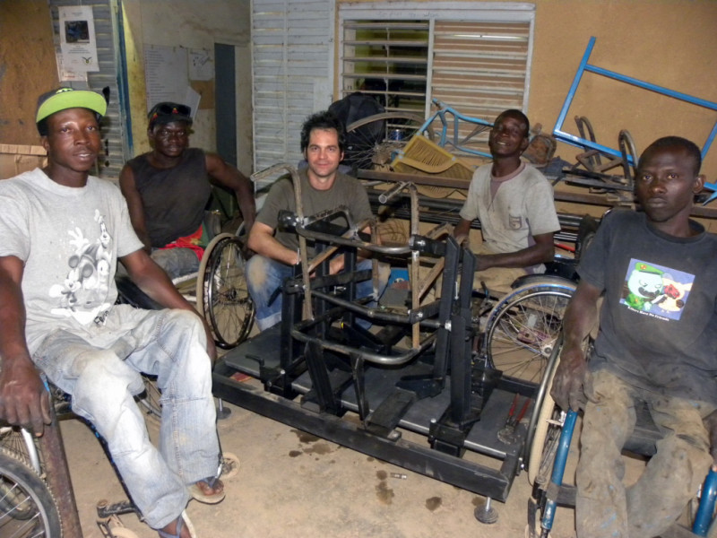Technische Schulung in Afrika mit Rollstuhlschweisslehre